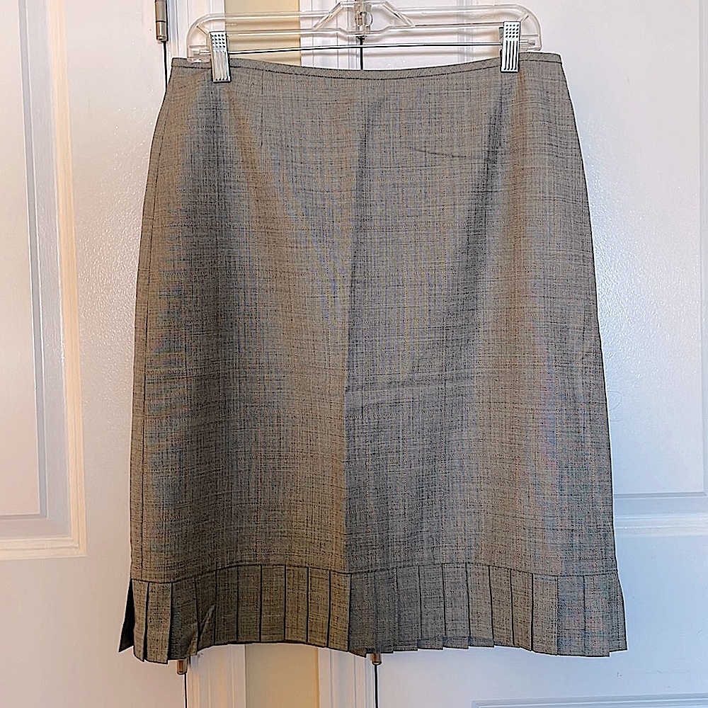 Ann Taylor gray and pink wool fully lined skirt – size 10; gorgeous pleat design